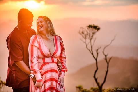 Lindo ensaio realizado no parque nacional do caparaó em alto caparaó MG feito por fotógrafos de casamento de vila velha fotógrafos de casamento de vitória fotógrafos de casamento de serra espirito santo es com noivo noiva e por do sol com cachoeira'