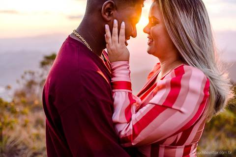Lindo ensaio realizado no parque nacional do caparaó em alto caparaó MG feito por fotógrafos de casamento de vila velha fotógrafos de casamento de vitória fotógrafos de casamento de serra espirito santo es com noivo noiva e por do sol com cachoeira'