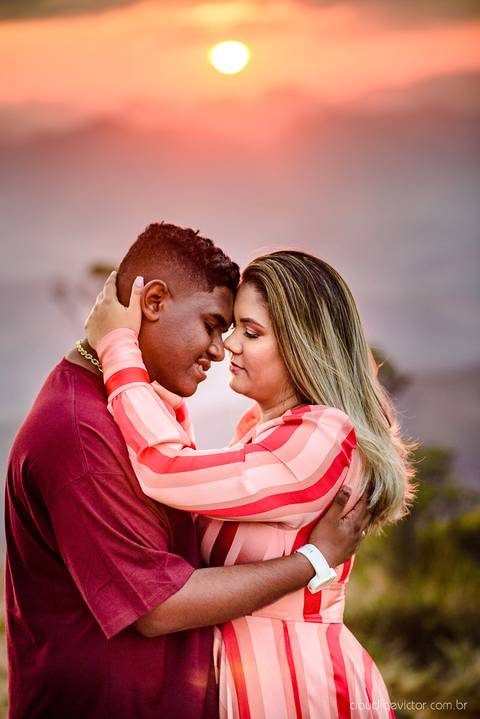 Lindo ensaio realizado no parque nacional do caparaó em alto caparaó MG feito por fotógrafos de casamento de vila velha fotógrafos de casamento de vitória fotógrafos de casamento de serra espirito santo es com noivo noiva e por do sol com cachoeira'
