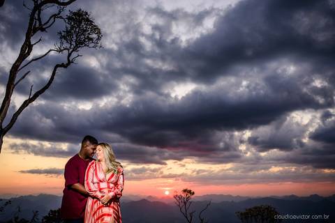 Lindo ensaio realizado no parque nacional do caparaó em alto caparaó MG feito por fotógrafos de casamento de vila velha fotógrafos de casamento de vitória fotógrafos de casamento de serra espirito santo es com noivo noiva e por do sol com cachoeira'