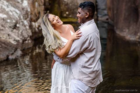 Lindo ensaio realizado no parque nacional do caparaó em alto caparaó MG feito por fotógrafos de casamento de vila velha espirito santo es com noivo noiva e por do sol com cachoeira'