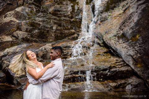 Lindo ensaio realizado no parque nacional do caparaó em alto caparaó MG feito por fotógrafos de casamento de vila velha fotógrafos de casamento de vitória fotógrafos de casamento de serra espirito santo es com noivo noiva e por do sol com cachoeira'