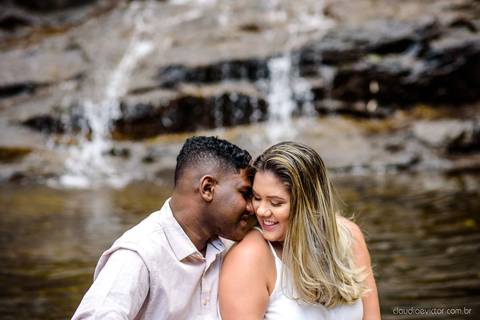 Lindo ensaio realizado no parque nacional do caparaó em alto caparaó MG feito por fotógrafos de casamento de vila velha fotógrafos de casamento de vitória fotógrafos de casamento de serra espirito santo es com noivo noiva e por do sol com cachoeira'