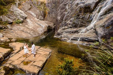 Lindo ensaio realizado no parque nacional do caparaó em alto caparaó MG feito por fotógrafos de casamento de vila velha fotógrafos de casamento de vitória fotógrafos de casamento de serra espirito santo es com noivo noiva e por do sol com cachoeira'
