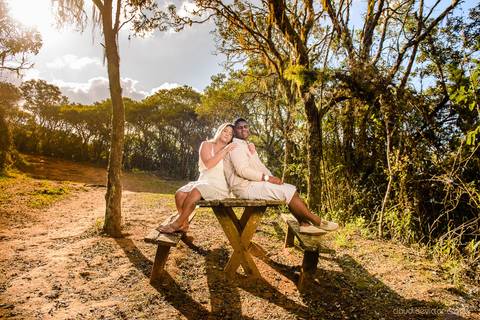 Lindo ensaio realizado no parque nacional do caparaó em alto caparaó MG feito por fotógrafos de casamento de vila velha fotógrafos de casamento de vitória fotógrafos de casamento de serra espirito santo es com noivo noiva e por do sol com cachoeira'