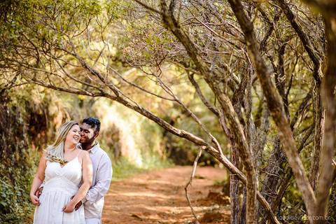 Lindo ensaio realizado no parque nacional do caparaó em alto caparaó MG feito por fotógrafos de casamento de vila velha fotógrafos de casamento de vitória fotógrafos de casamento de serra espirito santo es com noivo noiva e por do sol com cachoeira'