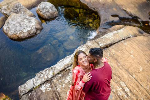 Lindo ensaio realizado no parque nacional do caparaó em alto caparaó MG feito por fotógrafos de casamento de vila velha fotógrafos de casamento de vitória fotógrafos de casamento de serra espirito santo es com noivo noiva e por do sol com cachoeira'