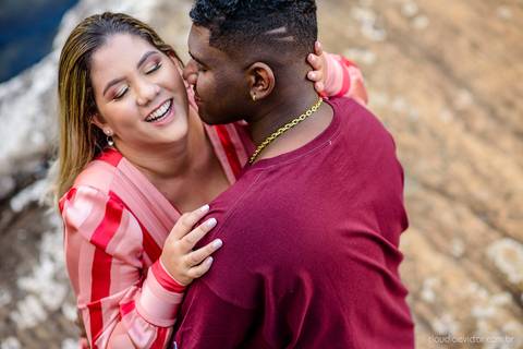 Lindo ensaio realizado no parque nacional do caparaó em alto caparaó MG feito por fotógrafos de casamento de vila velha fotógrafos de casamento de vitória fotógrafos de casamento de serra espirito santo es com noivo noiva e por do sol com cachoeira'