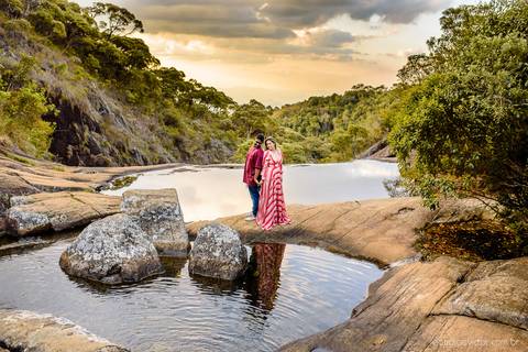 Lindo ensaio realizado no parque nacional do caparaó em alto caparaó MG feito por fotógrafos de casamento de vila velha fotógrafos de casamento de vitória fotógrafos de casamento de serra espirito santo es com noivo noiva e por do sol com cachoeira'