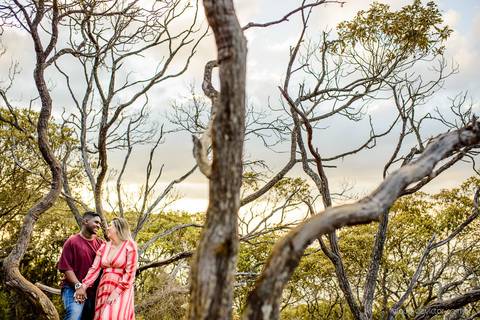 Lindo ensaio realizado no parque nacional do caparaó em alto caparaó MG feito por fotógrafos de casamento de vila velha fotógrafos de casamento de vitória fotógrafos de casamento de serra espirito santo es com noivo noiva e por do sol com cachoeira'