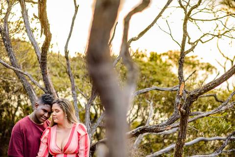 Lindo ensaio realizado no parque nacional do caparaó em alto caparaó MG feito por fotógrafos de casamento de vila velha fotógrafos de casamento de vitória fotógrafos de casamento de serra espirito santo es com noivo noiva e por do sol com cachoeira'