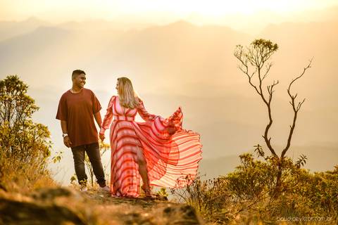 Lindo ensaio realizado no parque nacional do caparaó em alto caparaó MG feito por fotógrafos de casamento de vila velha fotógrafos de casamento de vitória fotógrafos de casamento de serra espirito santo es com noivo noiva e por do sol com cachoeira'