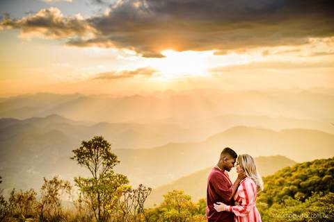 Lindo ensaio realizado no parque nacional do caparaó em alto caparaó MG feito por fotógrafos de casamento de vila velha fotógrafos de casamento de vitória fotógrafos de casamento de serra espirito santo es com noivo noiva e por do sol com cachoeira'