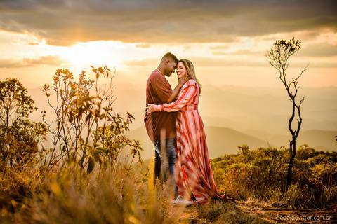 Lindo ensaio realizado no parque nacional do caparaó em alto caparaó MG feito por fotógrafos de casamento de vila velha fotógrafos de casamento de vitória fotógrafos de casamento de serra espirito santo es com noivo noiva e por do sol com cachoeira'