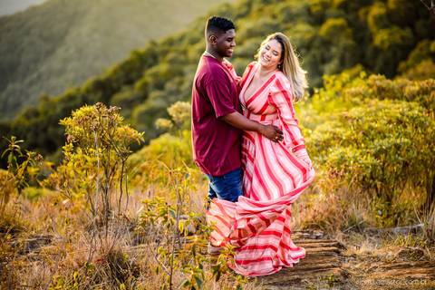 Lindo ensaio realizado no parque nacional do caparaó em alto caparaó MG feito por fotógrafos de casamento de vila velha fotógrafos de casamento de vitória fotógrafos de casamento de serra espirito santo es com noivo noiva e por do sol com cachoeira'