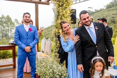 Lindo casamento nas montanhas  com neblina em santa teresa na casa santa teresa com noivo noiva buquê e vestido ao ar livre feito por fotógrafo de casamento de vila velha fotógrafo de casamento de vitória fotógrafo de casamento de serra espirito santo es'