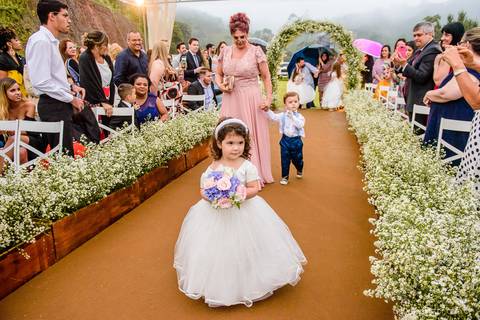Lindo casamento nas montanhas  com neblina em santa teresa na casa santa teresa com noivo noiva buquê e vestido ao ar livre feito por fotógrafo de casamento de vila velha fotógrafo de casamento de vitória fotógrafo de casamento de serra espirito santo es'