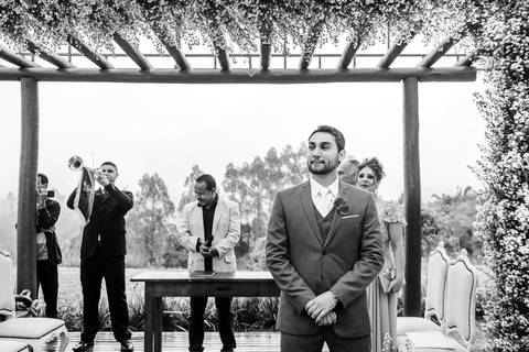 Lindo casamento nas montanhas  com neblina em santa teresa na casa santa teresa com noivo noiva buquê e vestido ao ar livre feito por fotógrafo de casamento de vila velha fotógrafo de casamento de vitória fotógrafo de casamento de serra espirito santo es'