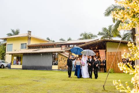 Lindo casamento nas montanhas  com neblina em santa teresa na casa santa teresa com noivo noiva buquê e vestido ao ar livre feito por fotógrafo de casamento de vila velha fotógrafo de casamento de vitória fotógrafo de casamento de serra espirito santo es'