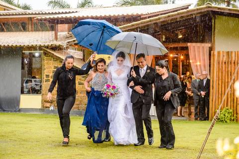 Lindo casamento nas montanhas  com neblina em santa teresa na casa santa teresa com noivo noiva buquê e vestido ao ar livre feito por fotógrafo de casamento de vila velha fotógrafo de casamento de vitória fotógrafo de casamento de serra espirito santo es'