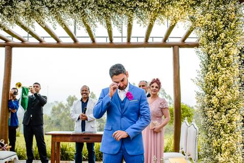 Lindo casamento nas montanhas  com neblina em santa teresa na casa santa teresa com noivo noiva buquê e vestido ao ar livre feito por fotógrafo de casamento de vila velha fotógrafo de casamento de vitória fotógrafo de casamento de serra espirito santo es'