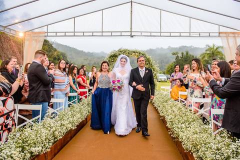 Lindo casamento nas montanhas  com neblina em santa teresa na casa santa teresa com noivo noiva buquê e vestido ao ar livre feito por fotógrafo de casamento de vila velha fotógrafo de casamento de vitória fotógrafo de casamento de serra espirito santo es'