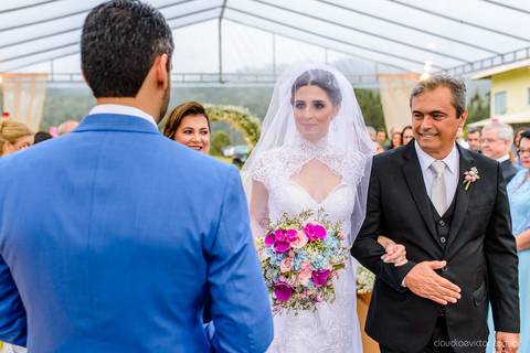 Lindo casamento nas montanhas  com neblina em santa teresa na casa santa teresa com noivo noiva buquê e vestido ao ar livre feito por fotógrafo de casamento de vila velha fotógrafo de casamento de vitória fotógrafo de casamento de serra espirito santo es'