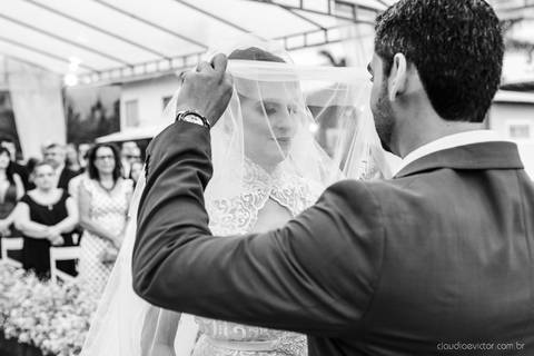 Lindo casamento nas montanhas  com neblina em santa teresa na casa santa teresa com noivo noiva buquê e vestido ao ar livre feito por fotógrafo de casamento de vila velha fotógrafo de casamento de vitória fotógrafo de casamento de serra espirito santo es'