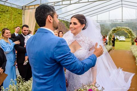 Lindo casamento nas montanhas  com neblina em santa teresa na casa santa teresa com noivo noiva buquê e vestido ao ar livre feito por fotógrafo de casamento de vila velha fotógrafo de casamento de vitória fotógrafo de casamento de serra espirito santo es'