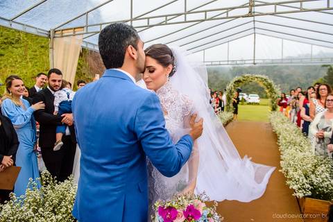 Lindo casamento nas montanhas  com neblina em santa teresa na casa santa teresa com noivo noiva buquê e vestido ao ar livre feito por fotógrafo de casamento de vila velha fotógrafo de casamento de vitória fotógrafo de casamento de serra espirito santo es'