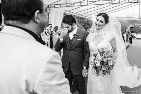 Lindo casamento nas montanhas  com neblina em santa teresa na casa santa teresa com noivo noiva buquê e vestido ao ar livre feito por fotógrafo de casamento de vila velha fotógrafo de casamento de vitória fotógrafo de casamento de serra espirito santo es'