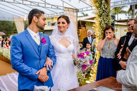 Lindo casamento nas montanhas  com neblina em santa teresa na casa santa teresa com noivo noiva buquê e vestido ao ar livre feito por fotógrafo de casamento de vila velha fotógrafo de casamento de vitória fotógrafo de casamento de serra espirito santo es'
