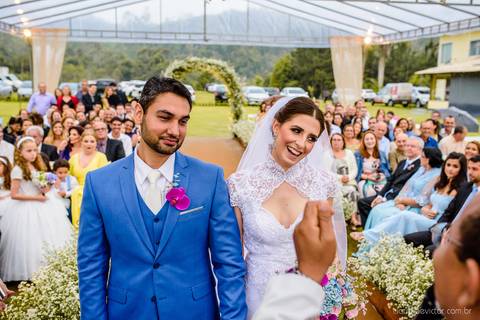 Lindo casamento nas montanhas  com neblina em santa teresa na casa santa teresa com noivo noiva buquê e vestido ao ar livre feito por fotógrafo de casamento de vila velha fotógrafo de casamento de vitória fotógrafo de casamento de serra espirito santo es'