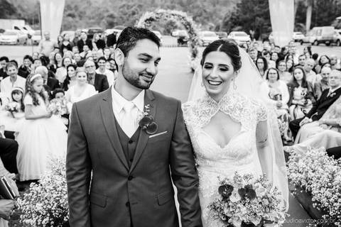 Lindo casamento nas montanhas  com neblina em santa teresa na casa santa teresa com noivo noiva buquê e vestido ao ar livre feito por fotógrafo de casamento de vila velha fotógrafo de casamento de vitória fotógrafo de casamento de serra espirito santo es'