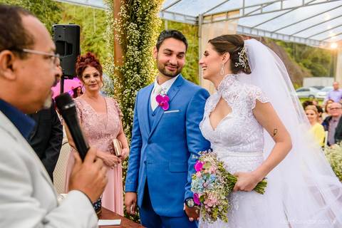 Lindo casamento nas montanhas  com neblina em santa teresa na casa santa teresa com noivo noiva buquê e vestido ao ar livre feito por fotógrafo de casamento de vila velha fotógrafo de casamento de vitória fotógrafo de casamento de serra espirito santo es'