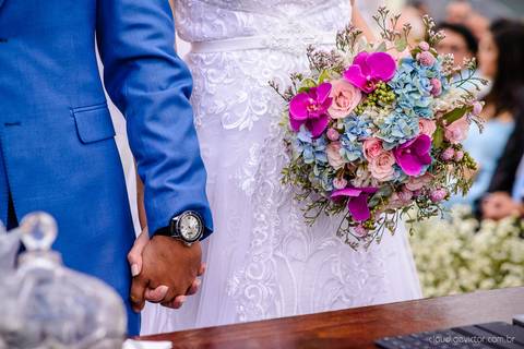 Lindo casamento nas montanhas  com neblina em santa teresa na casa santa teresa com noivo noiva buquê e vestido ao ar livre feito por fotógrafo de casamento de vila velha fotógrafo de casamento de vitória fotógrafo de casamento de serra espirito santo es'