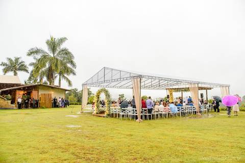 Lindo casamento nas montanhas  com neblina em santa teresa na casa santa teresa com noivo noiva buquê e vestido ao ar livre feito por fotógrafo de casamento de vila velha fotógrafo de casamento de vitória fotógrafo de casamento de serra espirito santo es'
