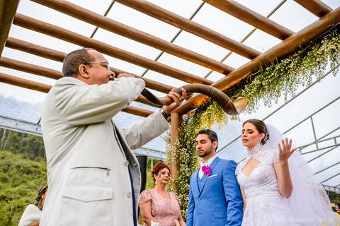 Lindo casamento nas montanhas  com neblina em santa teresa na casa santa teresa com noivo noiva buquê e vestido ao ar livre feito por fotógrafo de casamento de vila velha fotógrafo de casamento de vitória fotógrafo de casamento de serra espirito santo es'