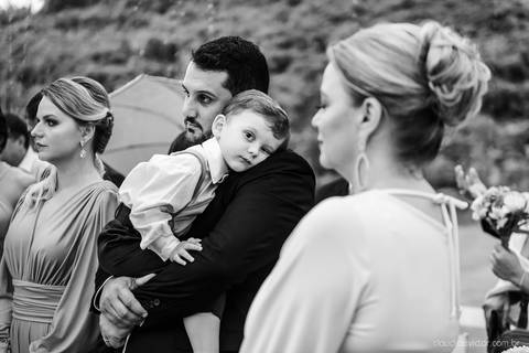 Lindo casamento nas montanhas  com neblina em santa teresa na casa santa teresa com noivo noiva buquê e vestido ao ar livre feito por fotógrafo de casamento de vila velha fotógrafo de casamento de vitória fotógrafo de casamento de serra espirito santo es'