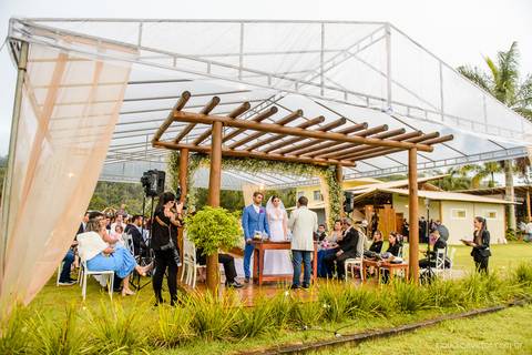 Lindo casamento nas montanhas  com neblina em santa teresa na casa santa teresa com noivo noiva buquê e vestido ao ar livre feito por fotógrafo de casamento de vila velha fotógrafo de casamento de vitória fotógrafo de casamento de serra espirito santo es'