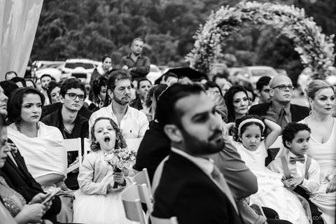 Lindo casamento nas montanhas  com neblina em santa teresa na casa santa teresa com noivo noiva buquê e vestido ao ar livre feito por fotógrafo de casamento de vila velha fotógrafo de casamento de vitória fotógrafo de casamento de serra espirito santo es'