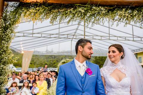 Lindo casamento nas montanhas  com neblina em santa teresa na casa santa teresa com noivo noiva buquê e vestido ao ar livre feito por fotógrafo de casamento de vila velha fotógrafo de casamento de vitória fotógrafo de casamento de serra espirito santo es'