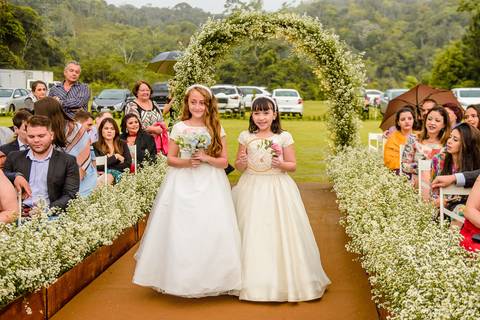 Lindo casamento nas montanhas  com neblina em santa teresa na casa santa teresa com noivo noiva buquê e vestido ao ar livre feito por fotógrafo de casamento de vila velha fotógrafo de casamento de vitória fotógrafo de casamento de serra espirito santo es'