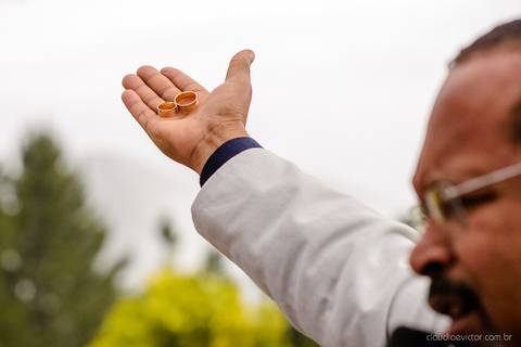 Lindo casamento nas montanhas  com neblina em santa teresa na casa santa teresa com noivo noiva buquê e vestido ao ar livre feito por fotógrafo de casamento de vila velha fotógrafo de casamento de vitória fotógrafo de casamento de serra espirito santo es'