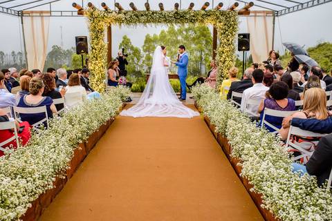 Lindo casamento nas montanhas  com neblina em santa teresa na casa santa teresa com noivo noiva buquê e vestido ao ar livre feito por fotógrafo de casamento de vila velha fotógrafo de casamento de vitória fotógrafo de casamento de serra espirito santo es'
