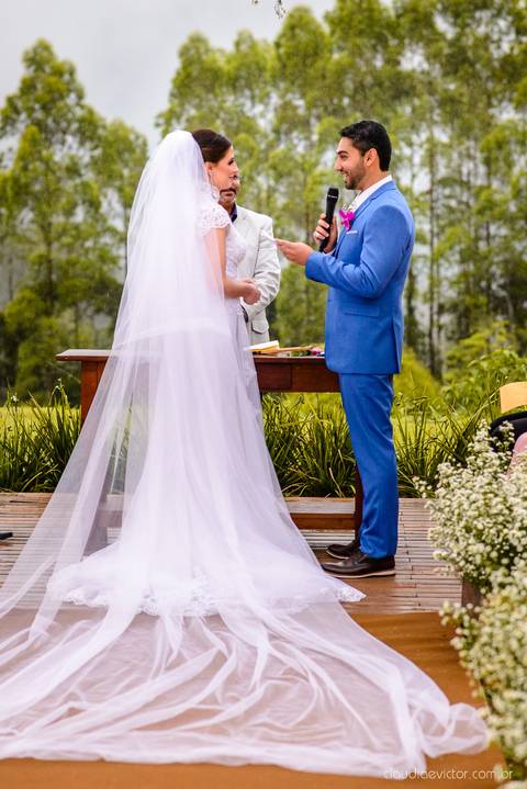 Lindo casamento nas montanhas  com neblina em santa teresa na casa santa teresa com noivo noiva buquê e vestido ao ar livre feito por fotógrafo de casamento de vila velha fotógrafo de casamento de vitória fotógrafo de casamento de serra espirito santo es'