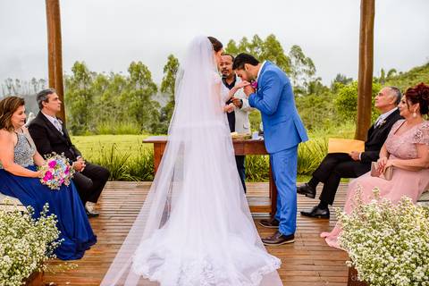 Lindo casamento nas montanhas  com neblina em santa teresa na casa santa teresa com noivo noiva buquê e vestido ao ar livre feito por fotógrafo de casamento de vila velha fotógrafo de casamento de vitória fotógrafo de casamento de serra espirito santo es'