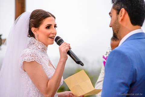 Lindo casamento nas montanhas  com neblina em santa teresa na casa santa teresa com noivo noiva buquê e vestido ao ar livre feito por fotógrafo de casamento de vila velha fotógrafo de casamento de vitória fotógrafo de casamento de serra espirito santo es'