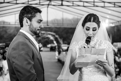 Lindo casamento nas montanhas  com neblina em santa teresa na casa santa teresa com noivo noiva buquê e vestido ao ar livre feito por fotógrafo de casamento de vila velha fotógrafo de casamento de vitória fotógrafo de casamento de serra espirito santo es'