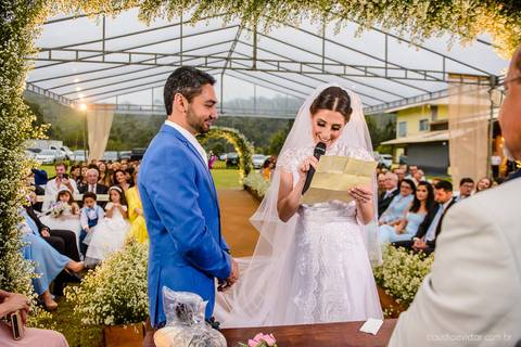 Lindo casamento nas montanhas  com neblina em santa teresa na casa santa teresa com noivo noiva buquê e vestido ao ar livre feito por fotógrafo de casamento de vila velha fotógrafo de casamento de vitória fotógrafo de casamento de serra espirito santo es'